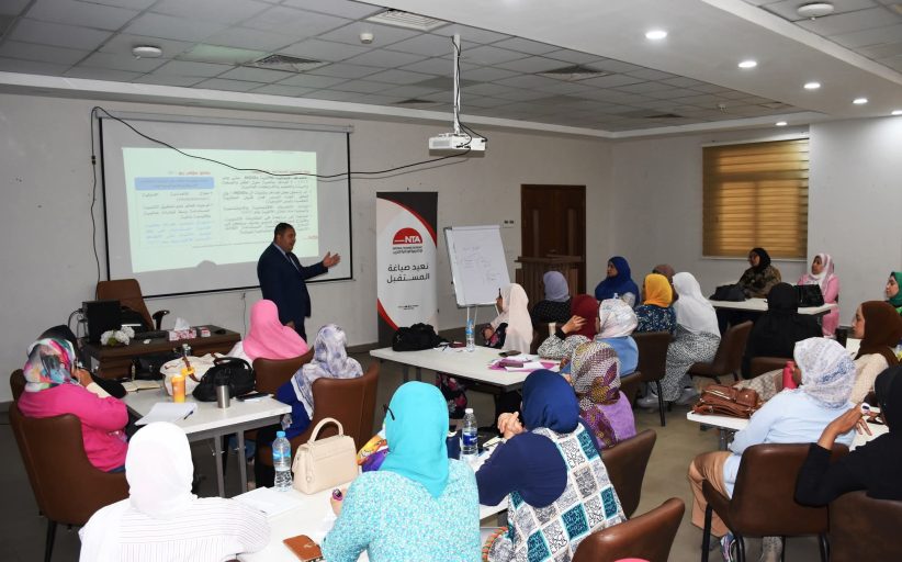 محافظ أسوان يتابع فعاليات البرنامج التدريبي 
