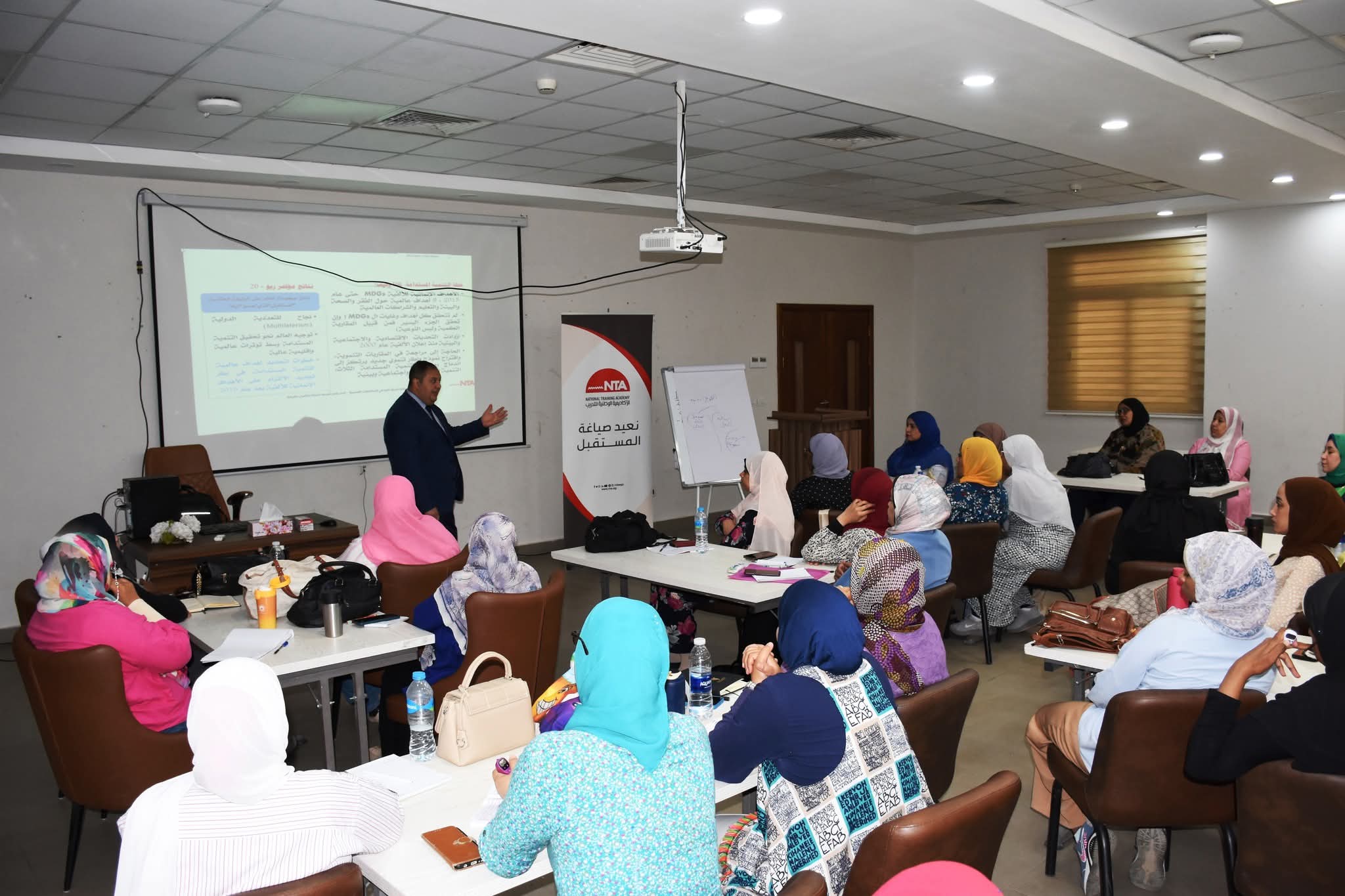 محافظ أسوان يتابع فعاليات البرنامج التدريبي 