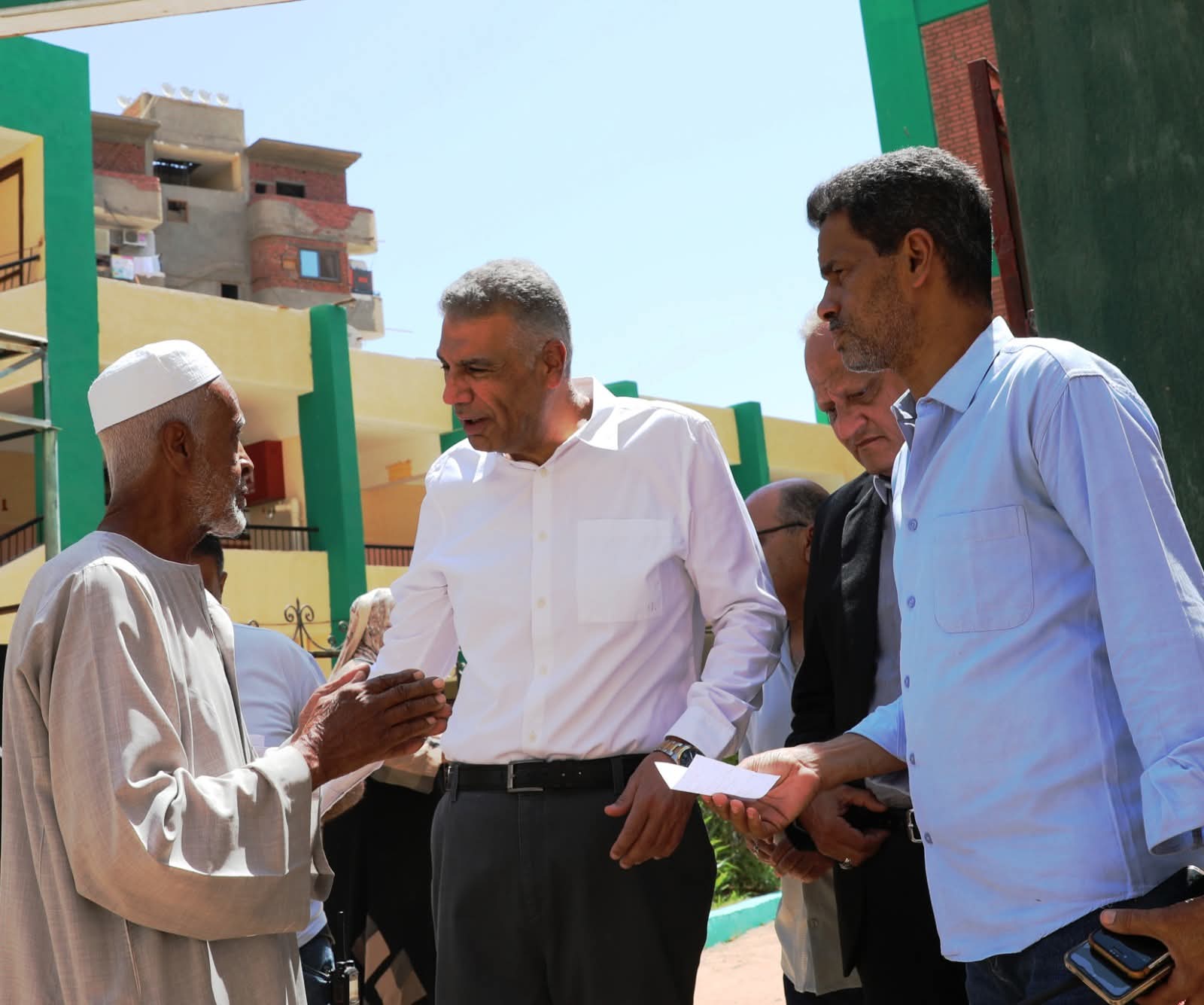 محافظ أسوان يواصل حملاته التفقدية للمخابز والجزارة لضمان جودة السلع وصحة المواطنين 