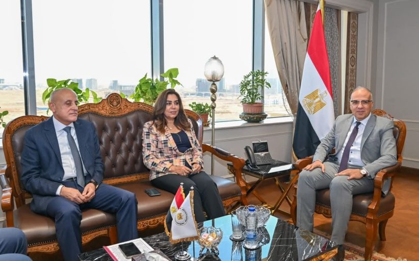 وزير الموارد المائية يبحث الأعمال المقترح تنفيذها بالمحافظات ذات الواجهة النيلية