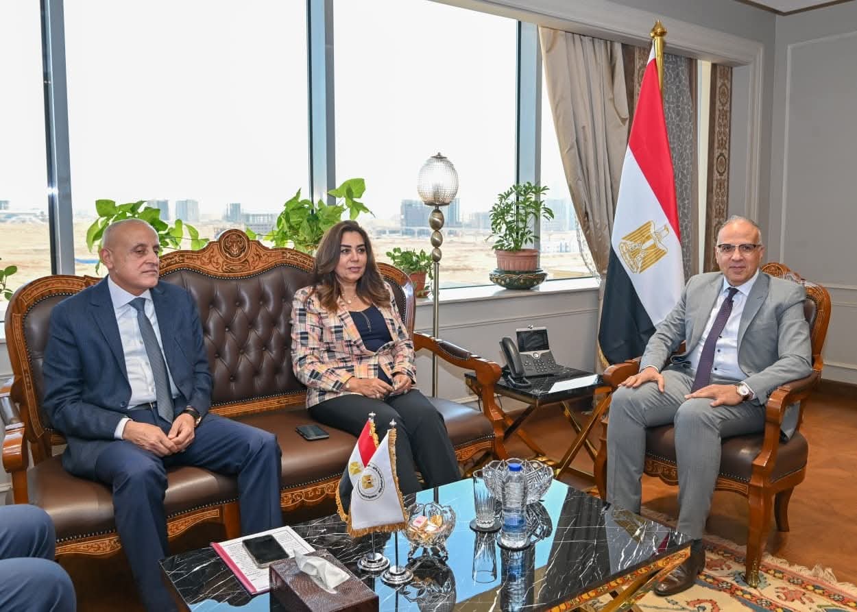 وزير الموارد المائية يبحث الأعمال المقترح تنفيذها بالمحافظات ذات الواجهة النيلية