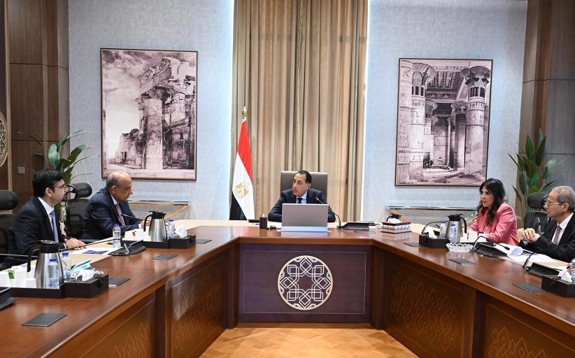 رئيس الوزراء يبحث مع مسئولي شركة 