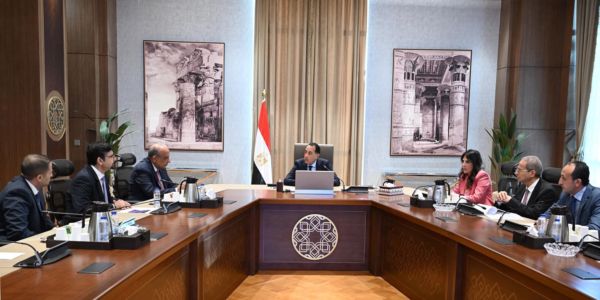 رئيس الوزراء يبحث مع مسئولي شركة 