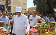 محافظ المنيا يتفقد قافلة لبيع السلع الغذائية الأساسية بقرية قلندول بملوي
