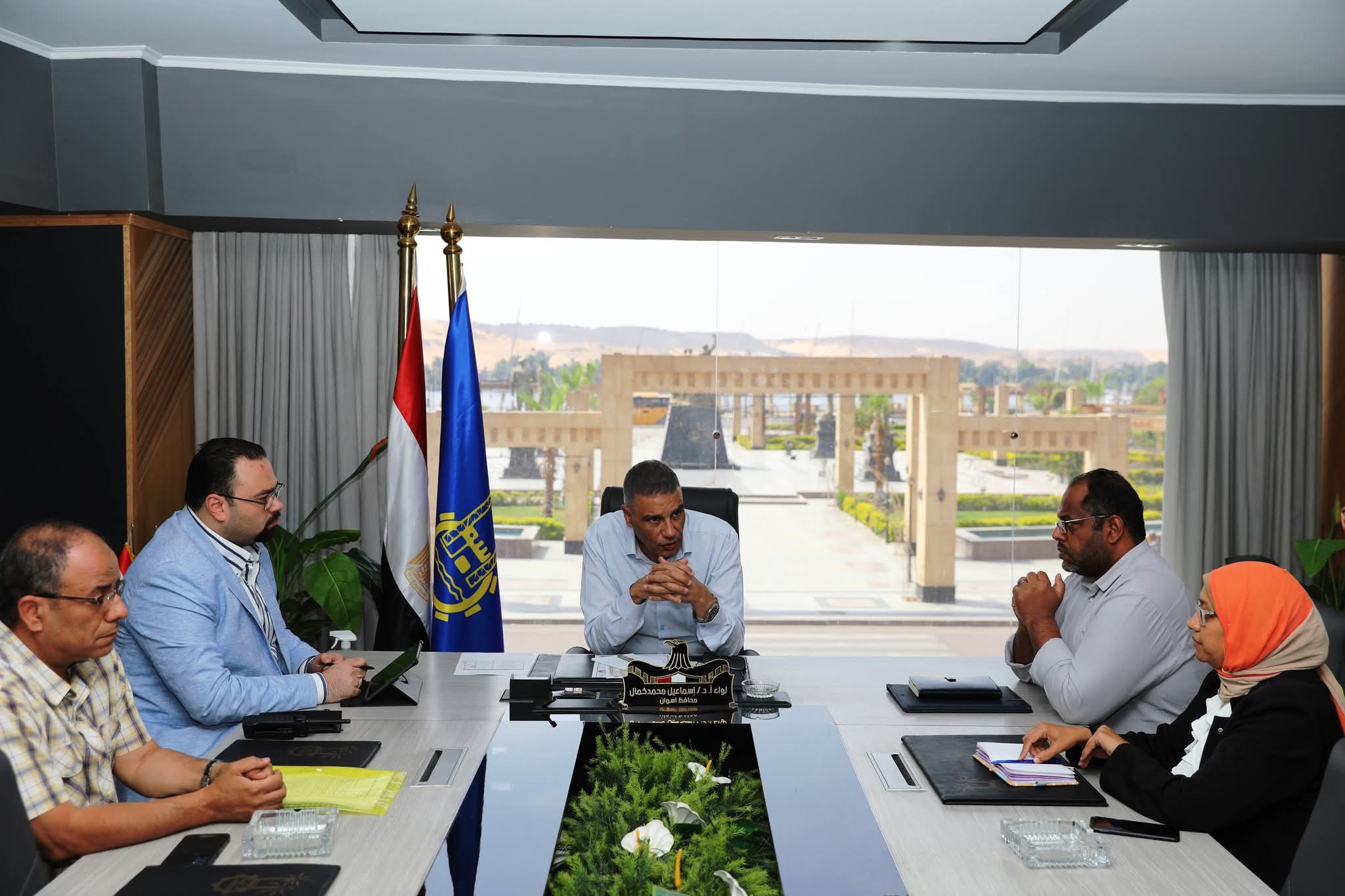 محافظ أسوان يوجه بتخفيف الزحام وتسريع تطوير خدمات التأمين الصحي