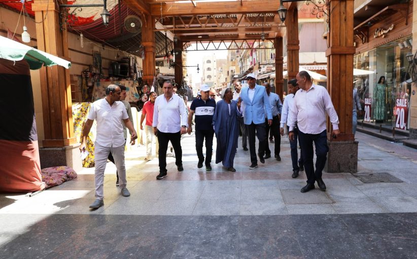 محافظ أسوان يفرض غرامات فورية لإزالة المظاهر العشوائية بالشوارع 