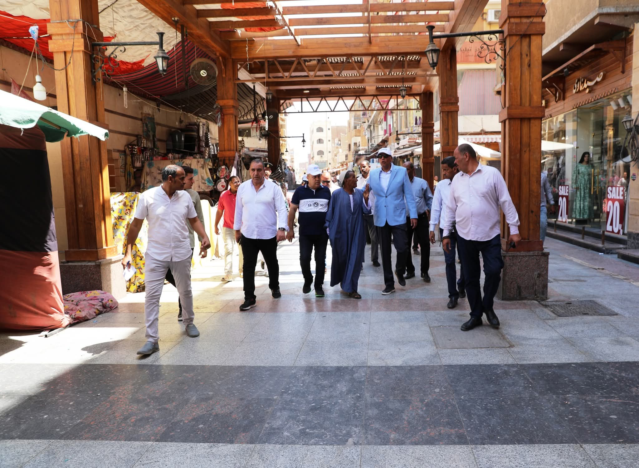 محافظ أسوان يفرض غرامات فورية لإزالة المظاهر العشوائية بالشوارع 