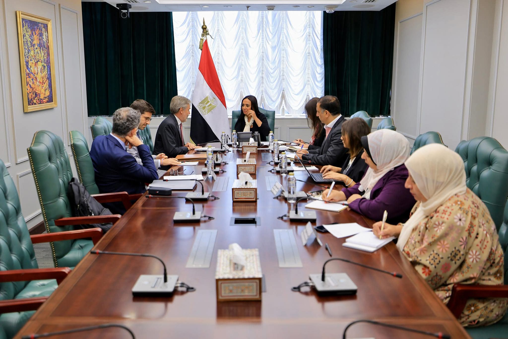 وزيرة التضامن تلتقي سفير إيطاليا بالقاهرة لبحث سبل التعاون المشترك