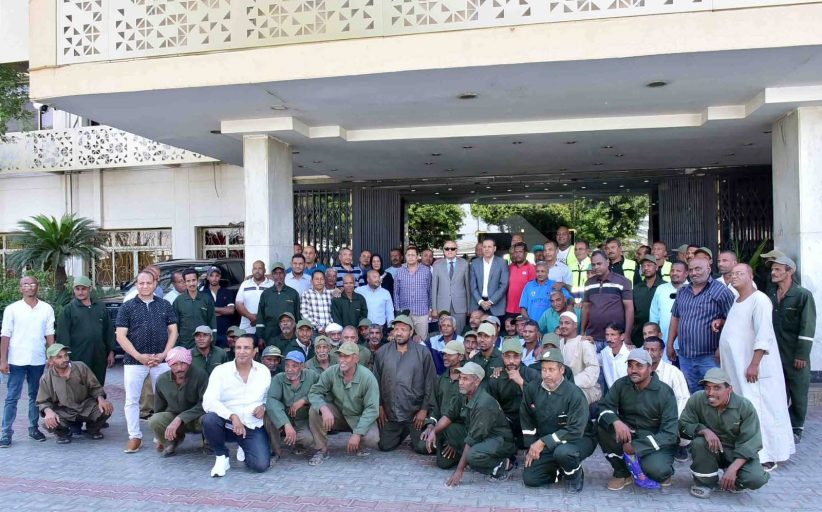 الأقصر تكرم عمال النظافة تقديرًا لجهودهم في إنجاح الزيارة الملكية