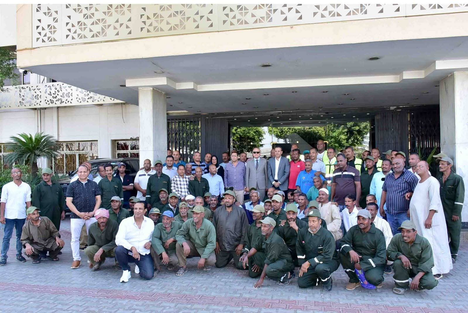 الأقصر تكرم عمال النظافة تقديرًا لجهودهم في إنجاح الزيارة الملكية