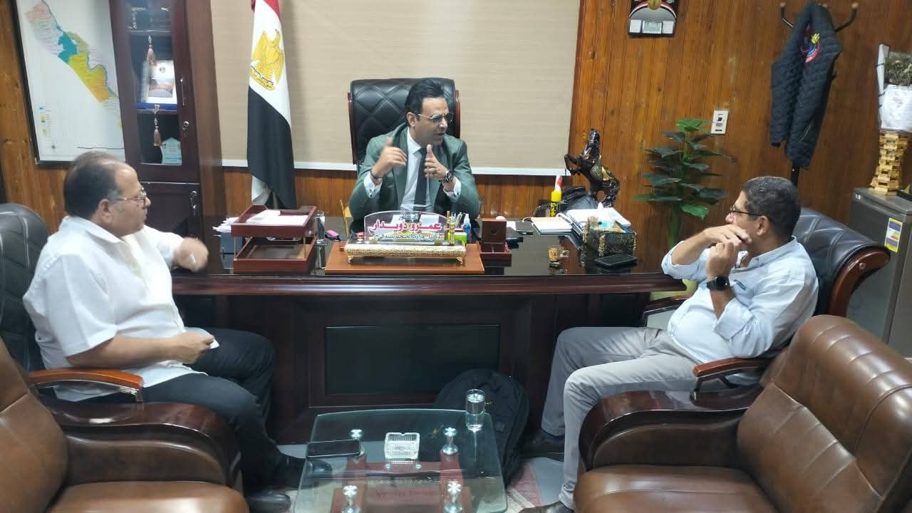 وكيل صحة سوهاج يبحث مع دكتور العناية المركزة بالقصر العيني زيادة عدد أسرة العناية بمستشفيات المحافظة 
