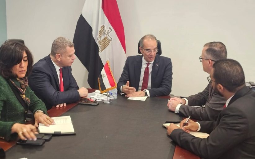 وزير الاتصالات يبحث مع الشركات الأمريكية التوسع في استثماراتها في مجال التعهيد