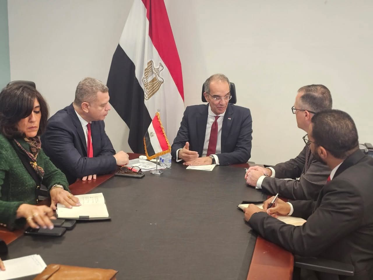 وزير الاتصالات يبحث مع الشركات الأمريكية التوسع في استثماراتها في مجال التعهيد