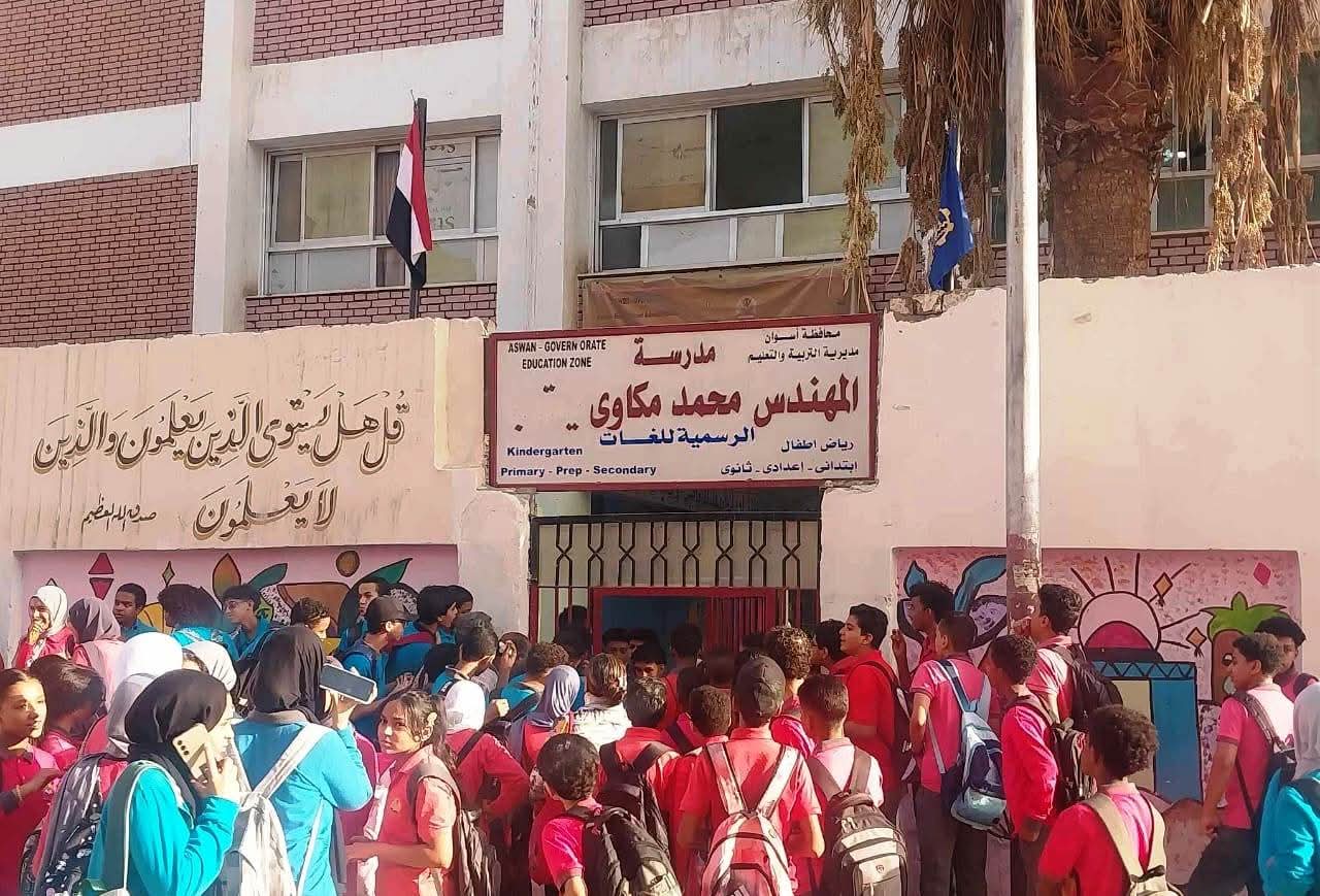 محافظ أسوان يوجه بعدم منع الطلاب المتأخرين عن طابور الصباح 