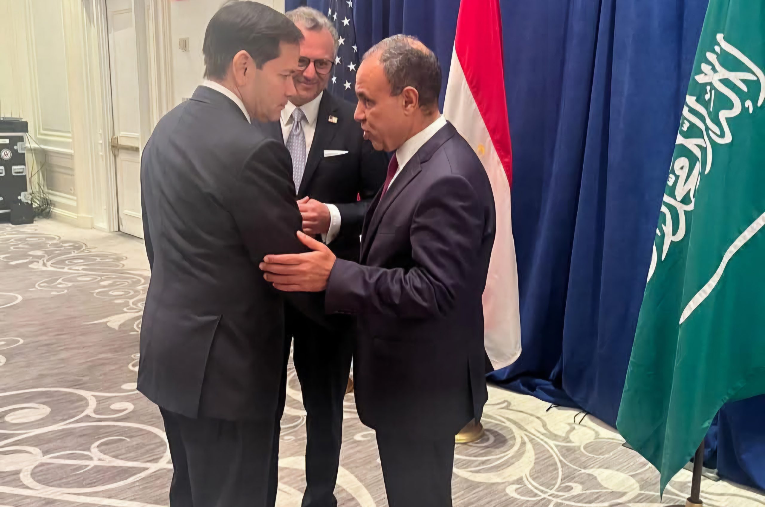 وزير الخارجية يلتقي بنظيره والقائم بأعمال مستشار الأمن القومي الأمريكي