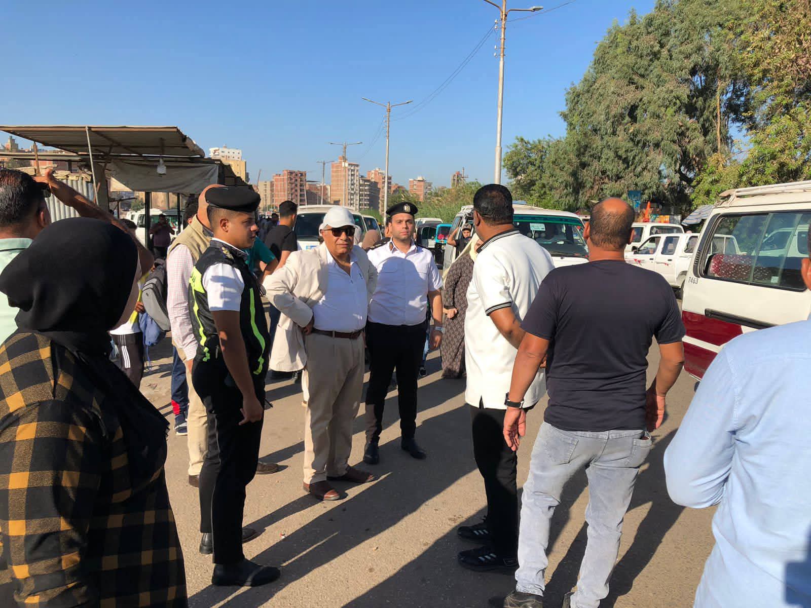 محافظ الدقهلية يفاجئ موقف جديلة ويتأكد من انتظام النقل