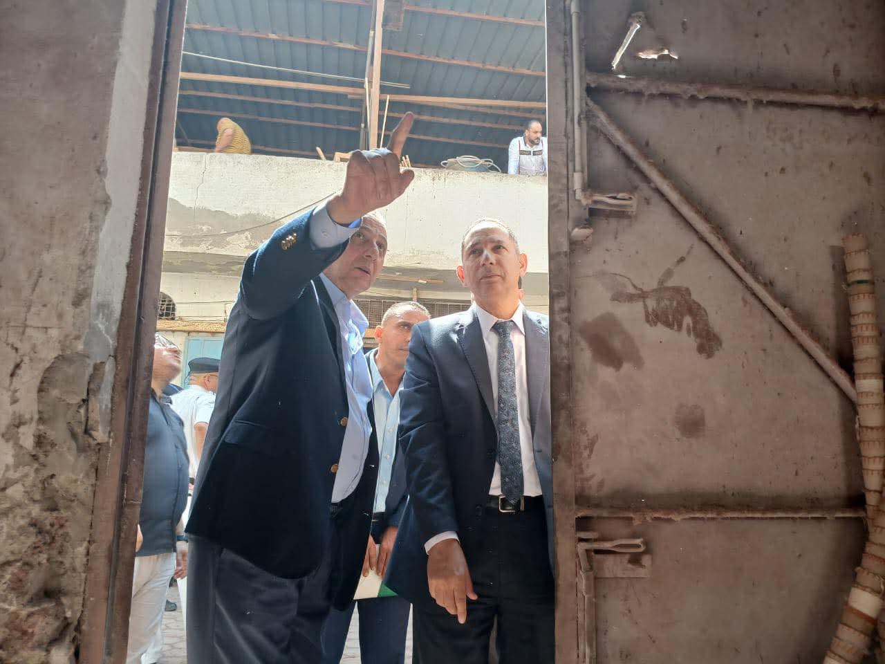 الجندي يتابع جهود رفع أنقاض حريق 