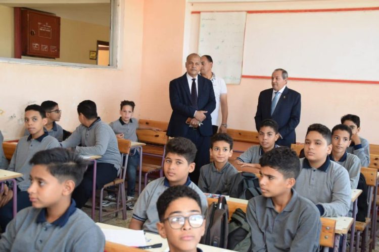 محافظ بورسعيد يتفقد المدارس ويشيد بالانضباط والتحصيل الدراسي للطلاب