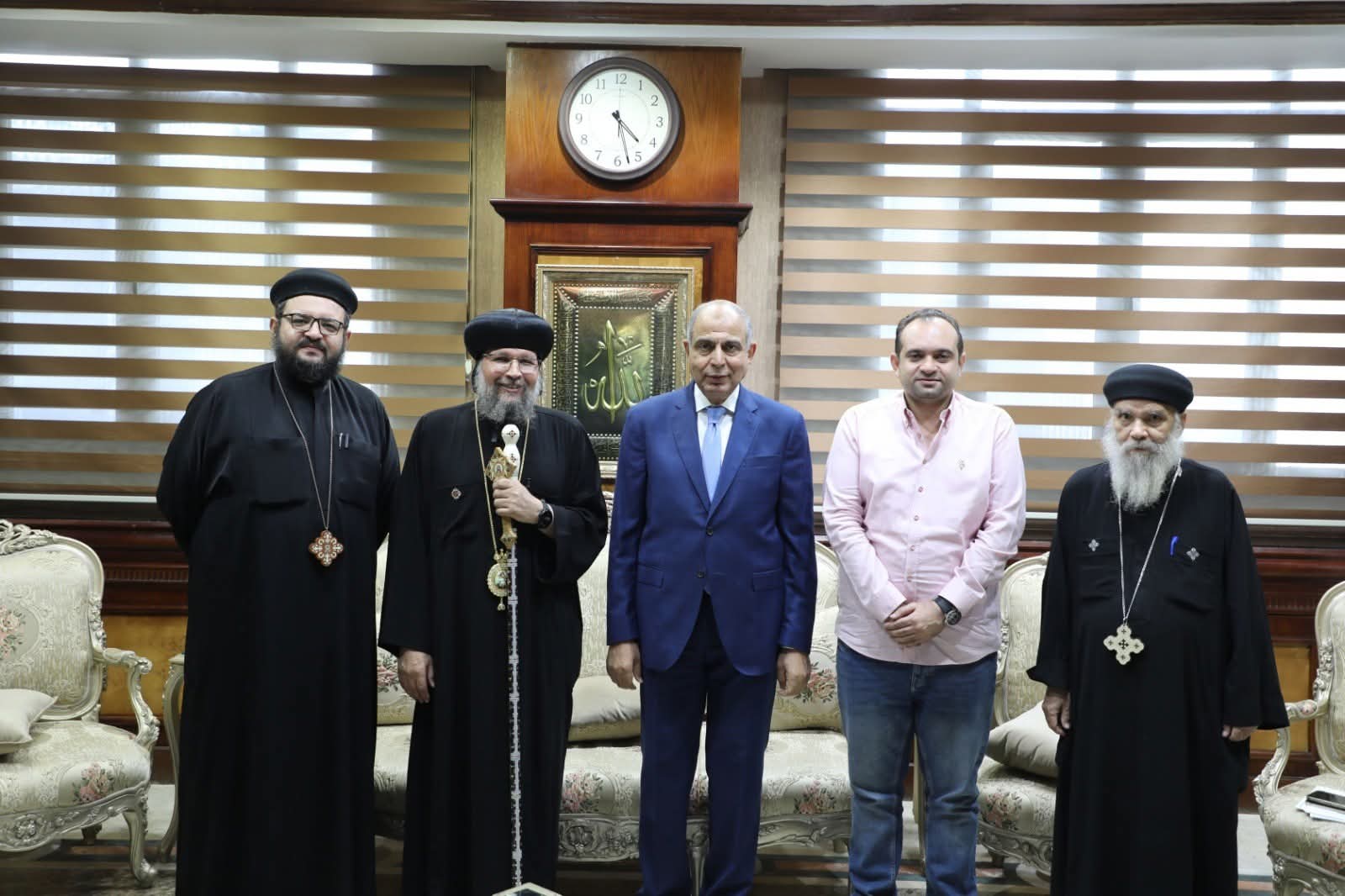 محافظ المنيا يلتقي مطران ديرمواس لمناقشة القضايا الخدمية والتنموية