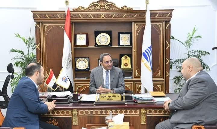محافظ قنا يبحث تعزيز التعاون مع مستشفى شفاء الأورمان لتسهيل خدمات مرضى الأورام