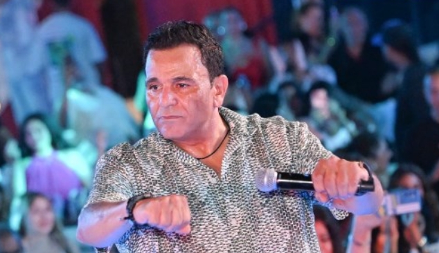 محمد فؤاد يداعب جمهوره في سهرة غنائية بسكاي العلمين الجديدة 
