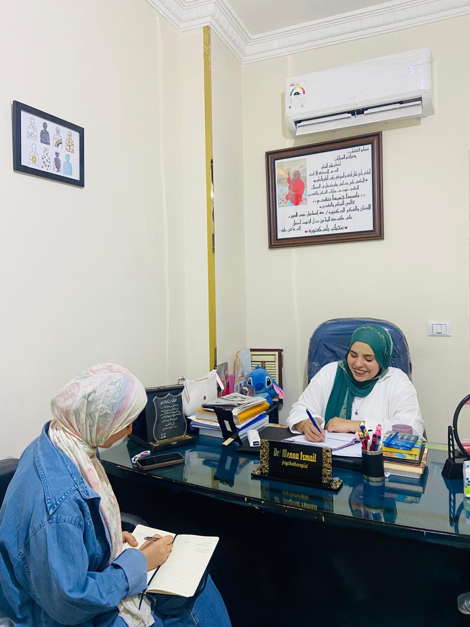 الدكتورة منة الله إسماعيل أخصائية الطب النفسي وعلم نفس الجريمة وصحفية الأنباء المصرية 