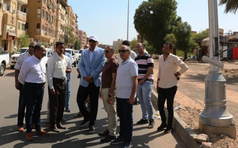 استعدادًا للموسم السياحي الجديد.. محافظ أسوان يتفقد أعمال تطوير وتوسعة طريق السادات