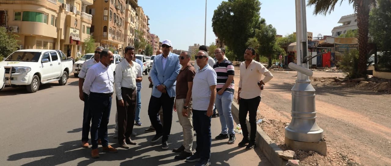 استعدادًا للموسم السياحي الجديد.. محافظ أسوان يتفقد أعمال تطوير وتوسعة طريق السادات