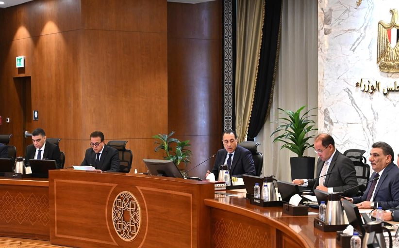 الحكومة تتابع موقف توافر الاعتمادات المالية لتغطية عمليات شراء الأدوية والمستلزمات الطبية