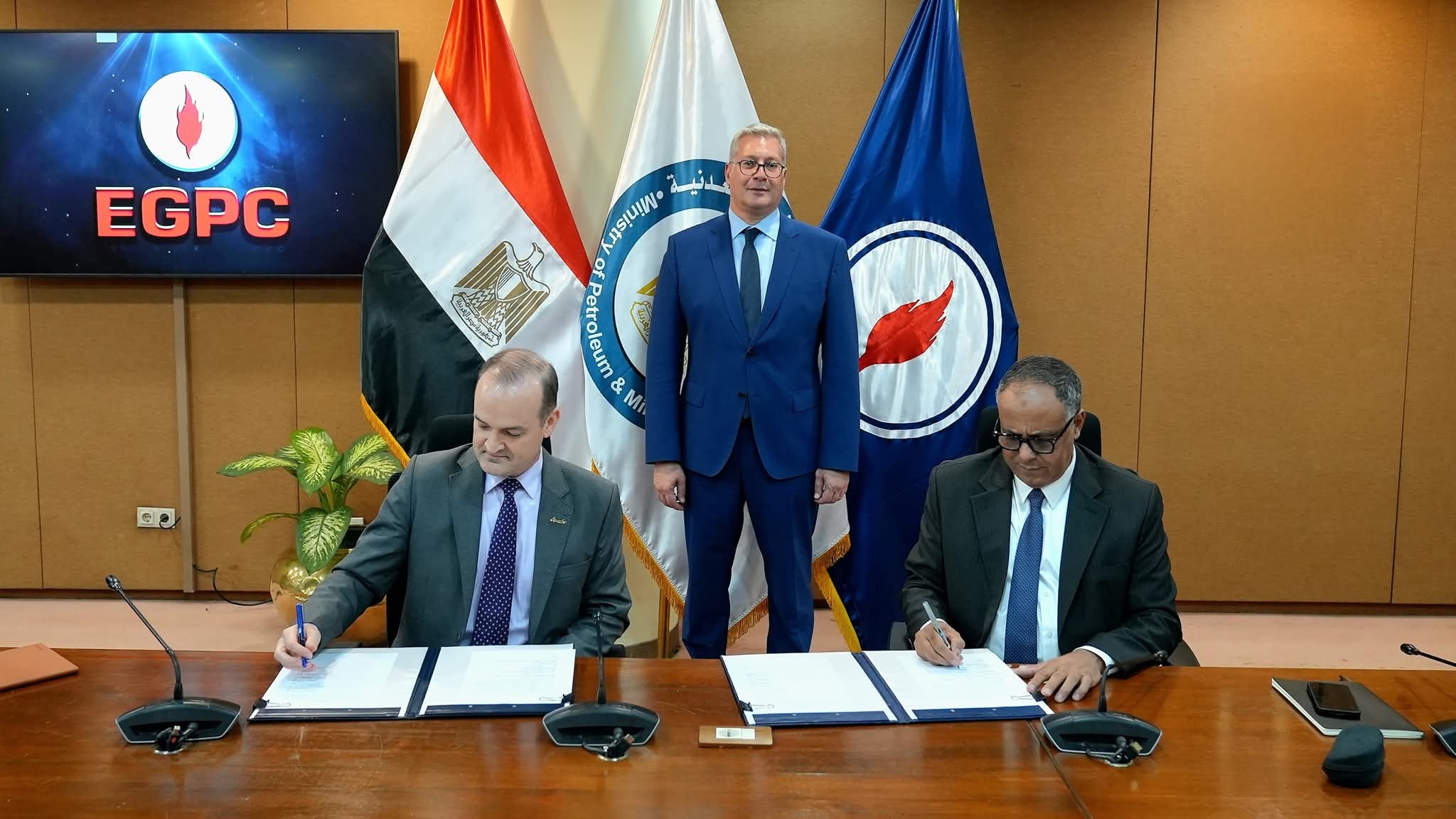 توقع 3 اتفاقيات جديدة للبحث عن البترول والغاز في الصحراء الغربية وخليج السويس وشمال