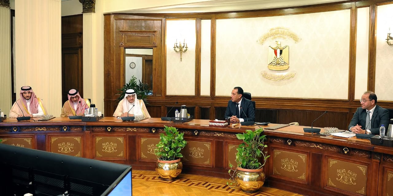 رئيس الوزراء يناقش مع وزير الدولة السعودي حزمة استثمارات سعودية في مصر
