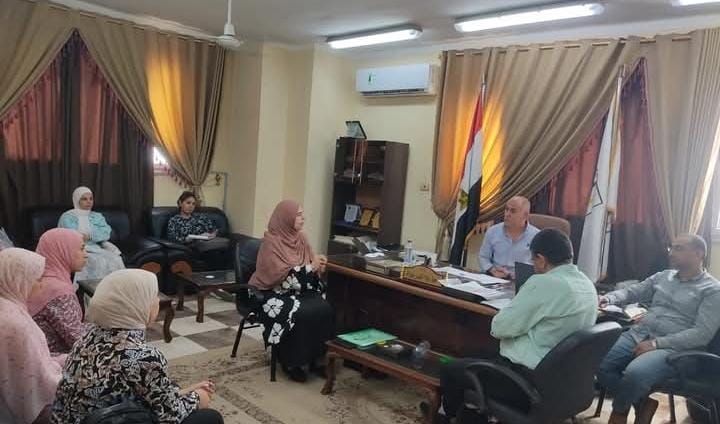 رئيس مدينة إهناسيا يتابع ملفات التصالح ومشروعات البنية التحتية ورصف الطرق