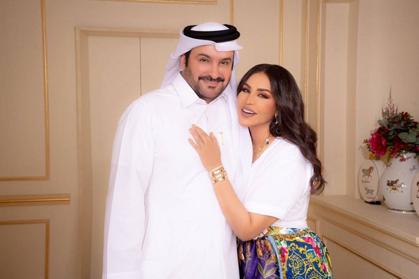 أحلام الشامسي تخطف الأنظار بغزلها لزوجها على مسرح 