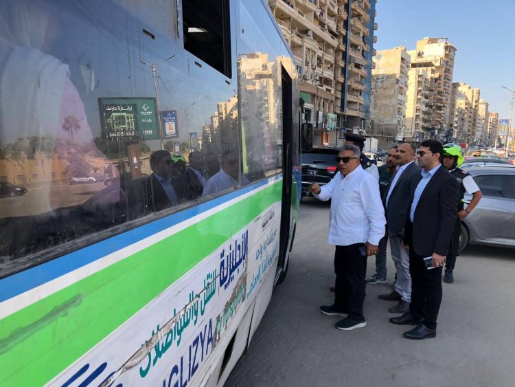 محافظ الدقهلية يفاجئ المشاية بالمنصورة ويشدد على انضباط النقل