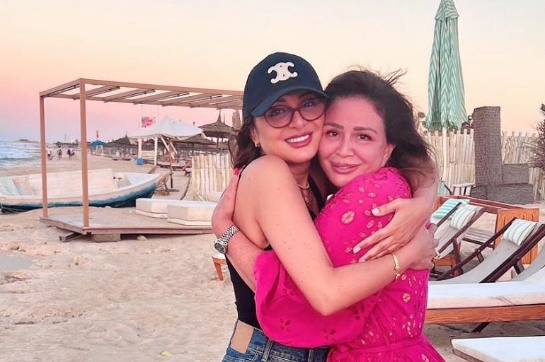 إلهام شاهين تظهر مع الفنانة أنغام بعد عودتها من رحلتها العلاجية في ألمانيا 
