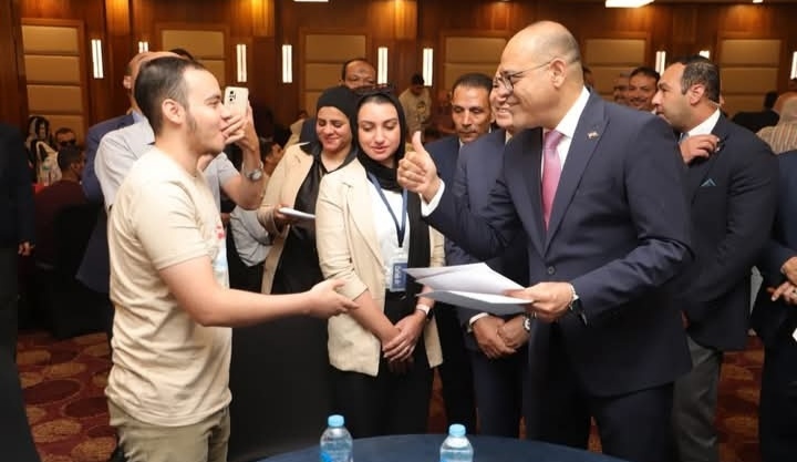 وزير العمل ومحافظ القاهرة يوزعان عقود عمل جديدة لذوي الهمم