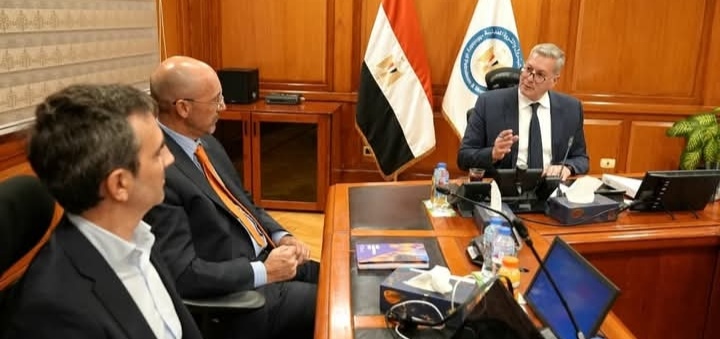 وزير البترول يبحث مع شركة 