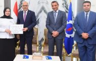 وزير العمل والمحافظ يسلمان عقود عمل للشباب وذوي الهمم