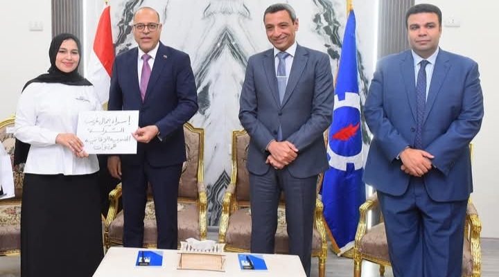 وزير العمل والمحافظ يسلمان عقود عمل للشباب وذوي الهمم