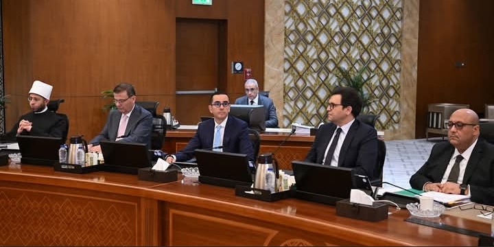 قرار بثلاثة أسلحة لحماية الحديد من الغرق في السوق العالمية