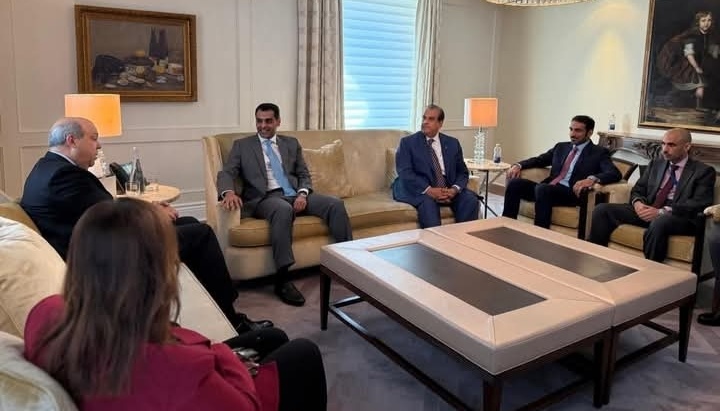 وزير الطيران المدني يبحث مع نظيره القطري تعزيز التعاون المشترك