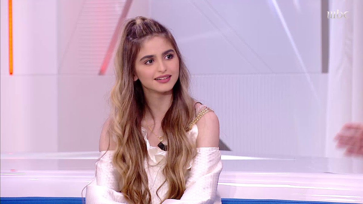 حلا الترك تتوج بالأبيض.. إطلالة ملكية تخطف الأبصار وتؤكد لقبها كأيقونة للموضة