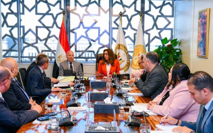وزيرة التنمية تجتمع مع محافظ القاهرة لبحث سبل وإجراءات النقل الآمن لمجزر البساتين