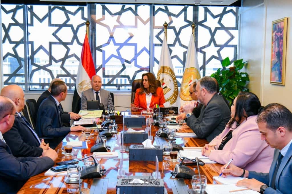 وزيرة التنمية تجتمع مع محافظ القاهرة لبحث سبل وإجراءات النقل الآمن لمجزر البساتين