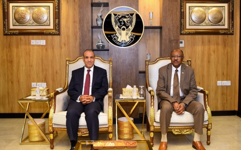 وزير الخارجية يلتقي نظيره السوداني لتبادل العلاقات الثنائية بين البلدين
