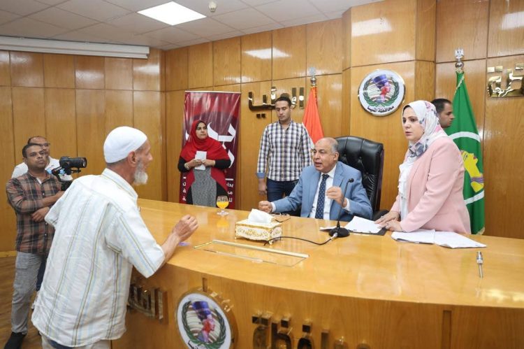 محافظ المنيا يناقش 63 طلبًا وشكوى جماهيرية ويصدر تكليفات عاجلة لخدمة الأهالي