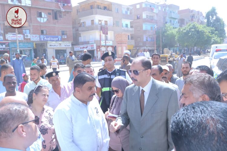 محافظ سوهاج يتفقد مشروعات رصف المنشاة ويعلن محورًا مروريًا جديدًا