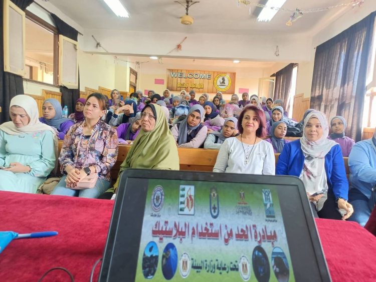 قنا تطلق أكبر حملة مدرسية للتوعية بمخاطر البلاستيك أحادي الاستخدام