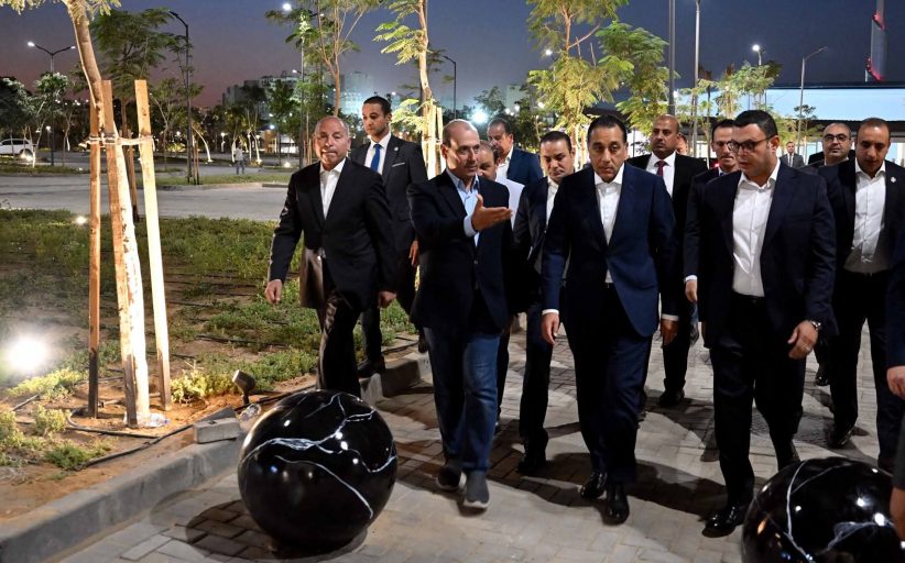 رئيس الوزراء يتفقد سير العمل بمشروع حدائق 