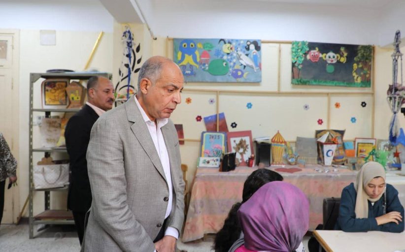 محافظ المنيا يتفقد مدارس ذوي الهمم دعمًا لأصحاب العصا البيضاء